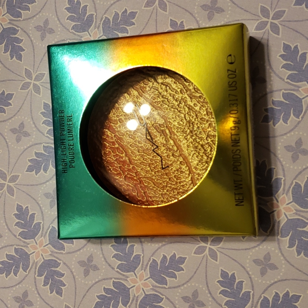 NIB never swatched limited edition mac cosmetics highlight powder with overlay